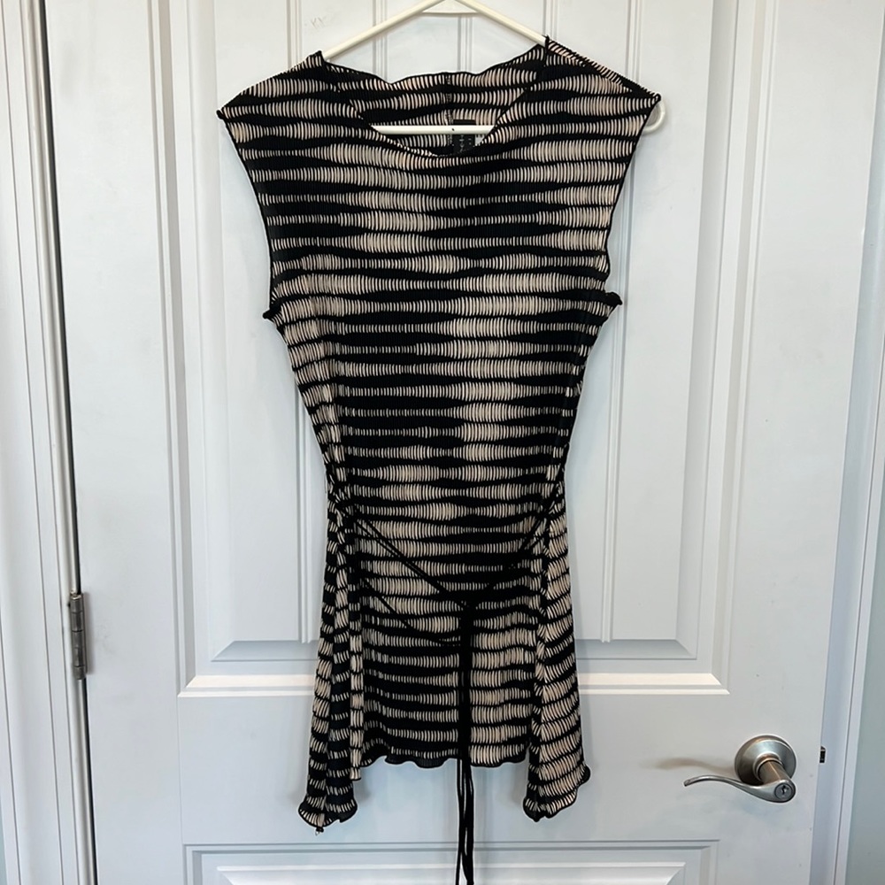 Black and cream rippled sleeveless connected apparel blouse